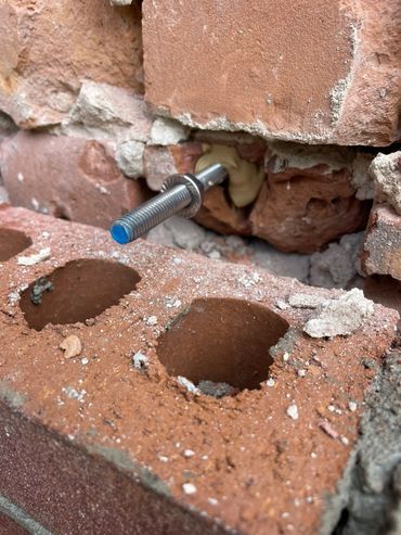 Installation d'ancrages structuraux dans la brique. Solidité accrue pour votre bâtiment..