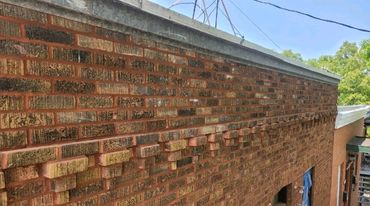 Pose de briques avec motifs d'époque. Respect des appareils de pose traditionnels.