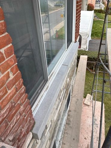 Installation d'allèges massives en Saint-Marc. Épaisseur 5 pouces et fini meulé.