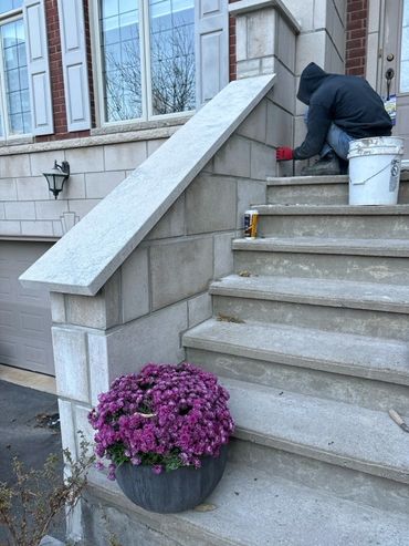 Construction de muret en pierre naturelle. Couronnement en pierre de Saint-Marc.