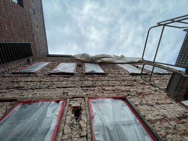 Installation d'ancrages de retenue. Stabilisation de la brique à la structure de bois.