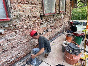 Réparation de ventre de bœuf. Redressement de mur et ancrages structuraux.