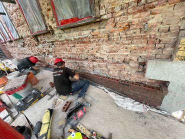 Restauration de maçonnerie patrimoniale. Remplacement de briques et joints à la chaux.