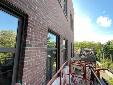 Pose d'ancrages structuraux. Stabilisation de murs de brique sans démolition.