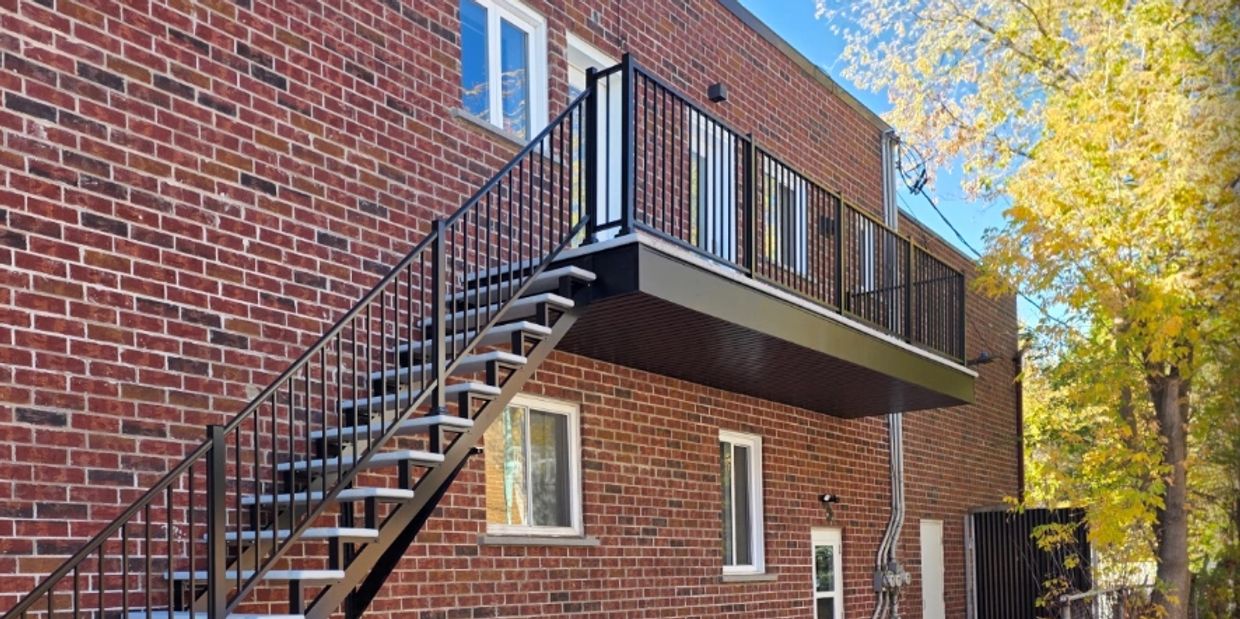 Balcon et rampe installés à Longueuil pour un commerce sur la rue Saint-Louis avec soffite et fascia