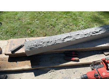 Pose d'allèges en pierre de Saint-Marc. Fini face éclatée pour un relief naturel & riche sur Plateau