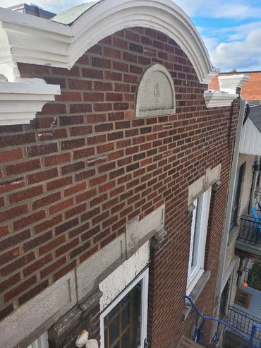 Remplacement de fer-angle et linteaux. Correction d'affaissement de brique au-dessus.