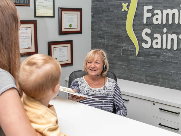 La réceptionniste de la Clinique Chiropratique Familiale St-Émile qui accueille de nouveaux patients