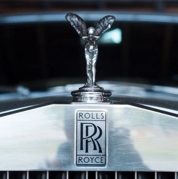 Close-up of the Rolls-Royce emblem and Spirit of Ecstasy hood ornament.