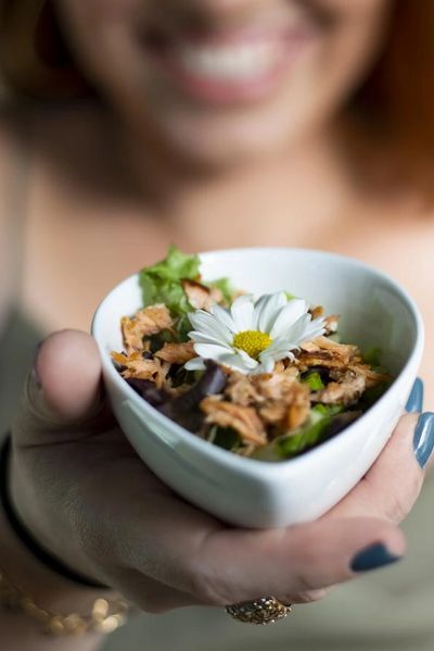 Salada tropical com lascas de salmão, molho de maracujá, brotos e flores orgânicos.