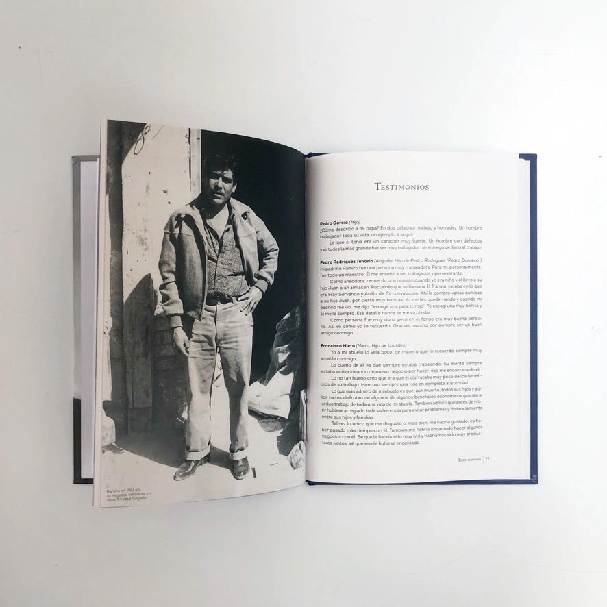 Libro abierto mostrando un testimonio con foto en blanco y negro de hombre.