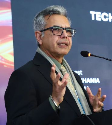 ACMA Director General and the Guest of Honour, Mr Vinnie Mehta, address the International Summit.