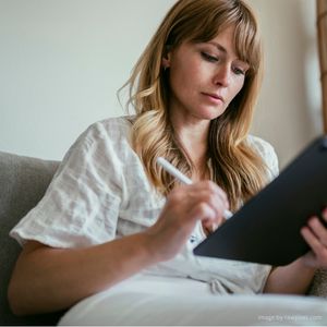 Woman online, looking at a tablet