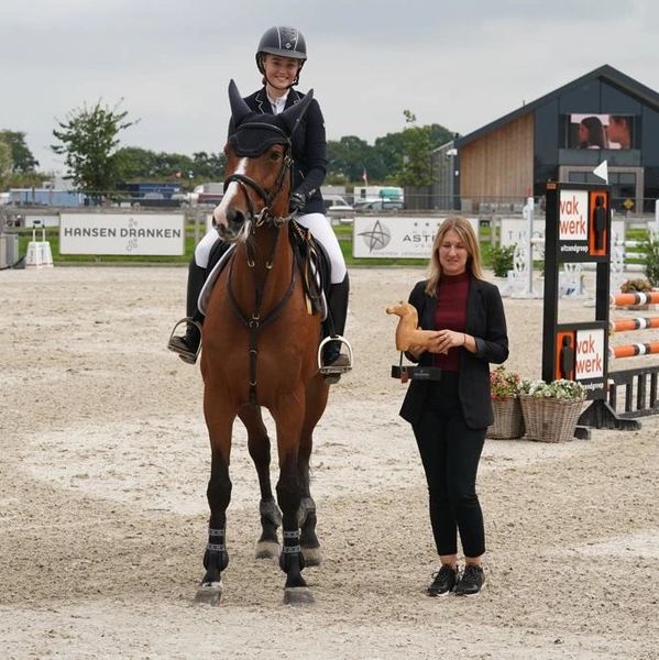 Tilly winning the FEI CSI1* at Peelbergen on Colombia de Beaufour and also 2nd on One Diamond.