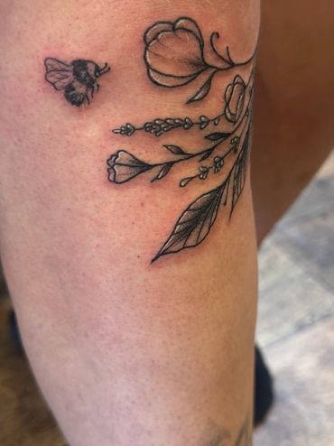 Cute bee tattoo on a knee piece by cat Beazeley tattoo 