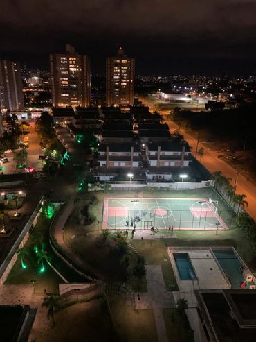 Junto às casas, tem a quadra poliesportiva para jogo de vôlei, basquete ou futebol. 