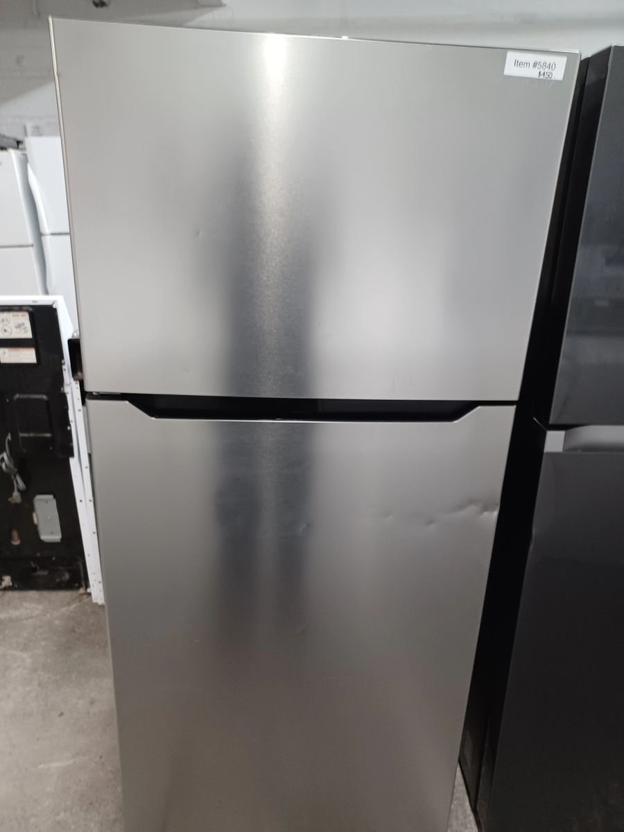 INSIGNIA Stainless Steel Refrigerator (no handles with glass shelves) MODEL NSRTM18SS7