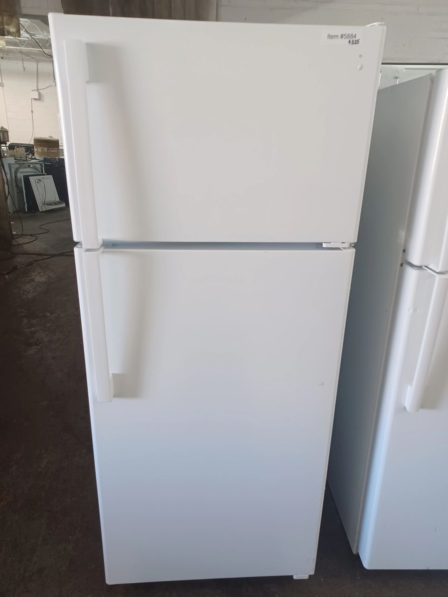 GE White Refrigerator w/handles & glass shelves MODEL GTS18??NFRWW