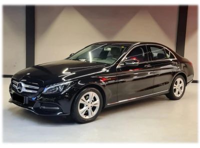 Carro preto da Mercedes-Benz estacionado.