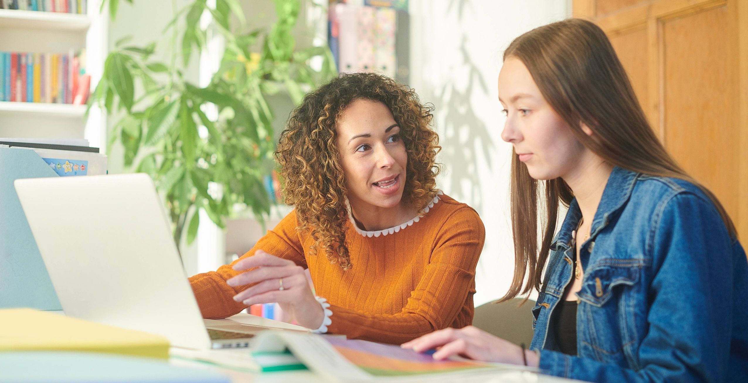 A two woman discuss each other and See on the laptop screen
