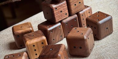 Dés en noyer faits à la main, élégants et durables, parfaits pour les jeux de société.