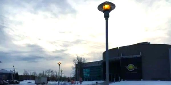 Lampadaire en face du Cosmodôme à Laval