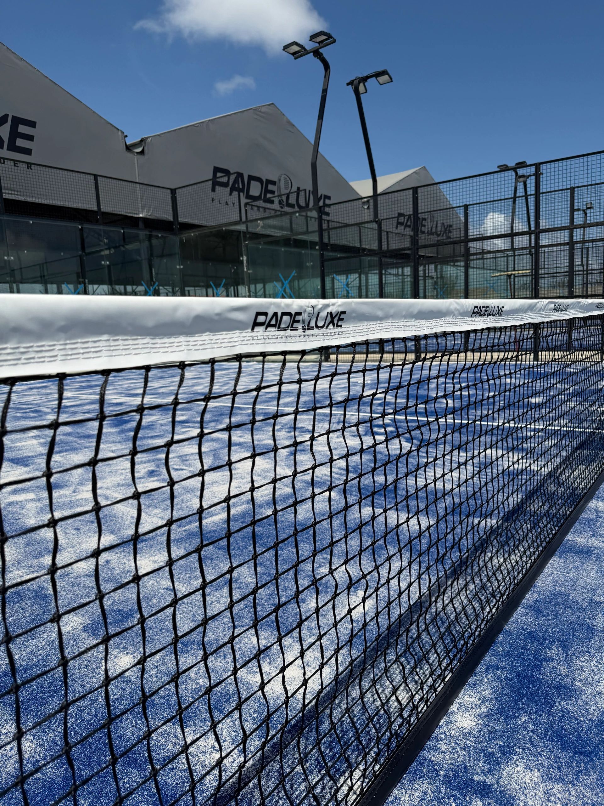 Padeluxe Aruba padel court at night