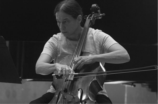 cellist Maxine Neuman (photo: Claire Stefani)