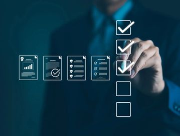 ejecutivo chequea lista de tareas