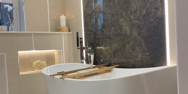 Modern bathroom with a freestanding bathtub and elegant lighting.