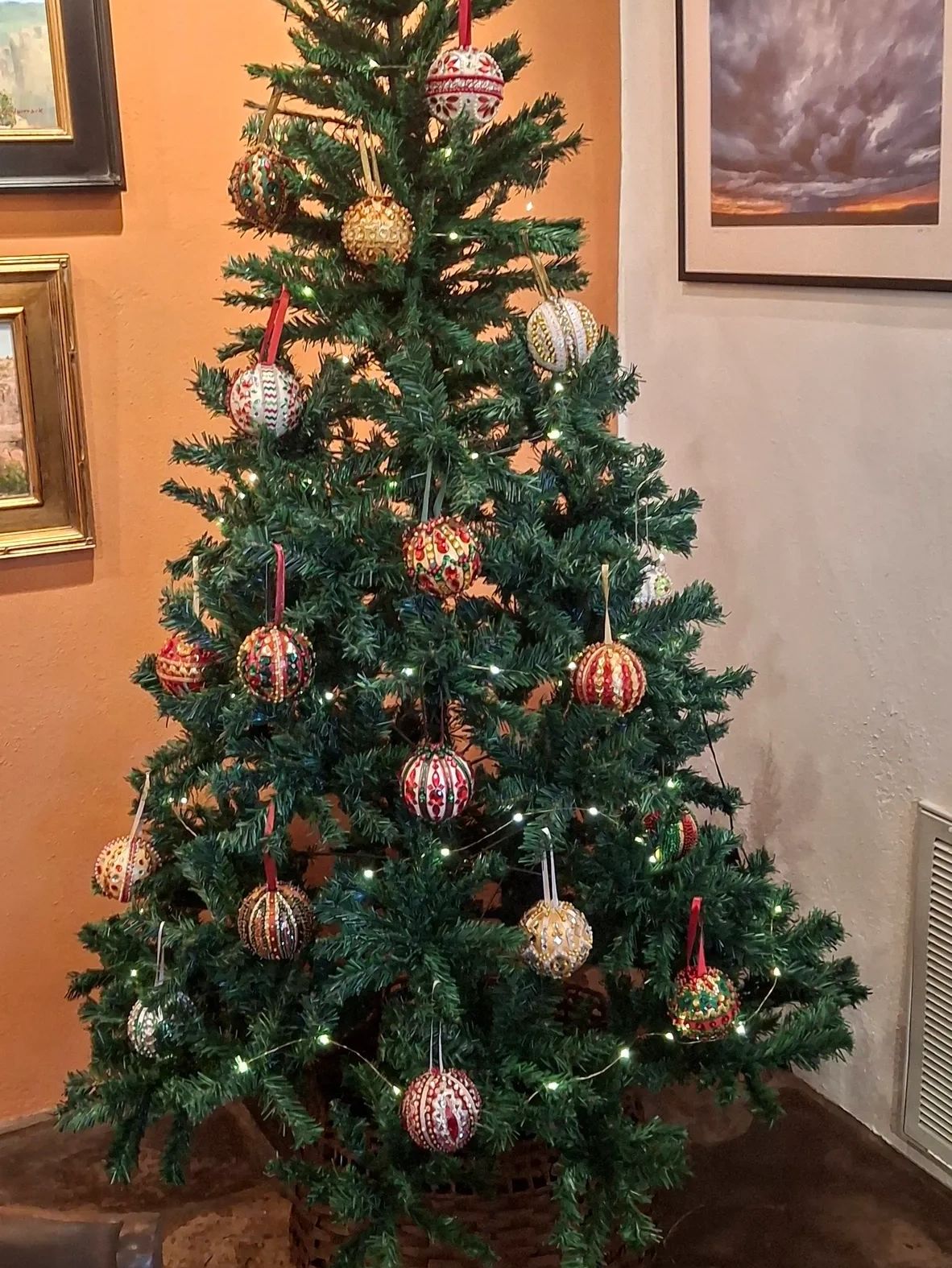 the holiday Christmas tree  at sanctuary artistry gallery in Taos, nm