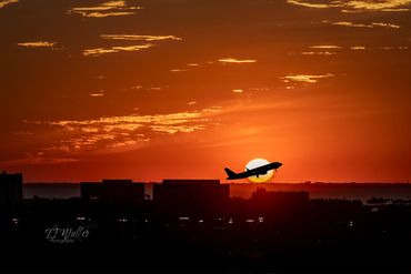 Plane taking off from the Tampa Airport at sunset | Photography Lessons | TJ Waller Photography