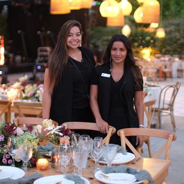 Dos mujeres sonriendo