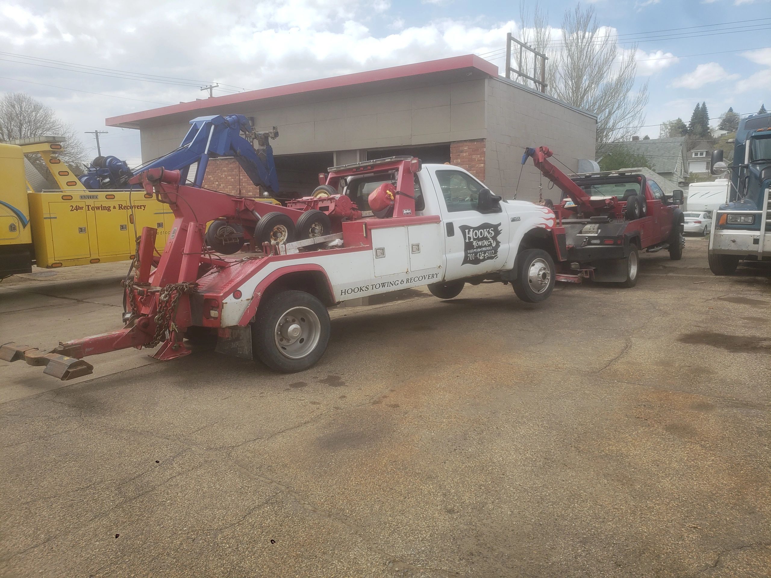 Hook's Towing logo