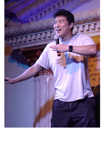 Comediante y Standupero de origen coreano. Presenta su comedia en El Unicornio Azul Mty
