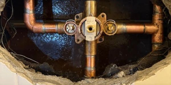 Instalación de tuberías de cobre con dos válvulas.
