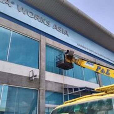 High rise glass window cleaning with skylift