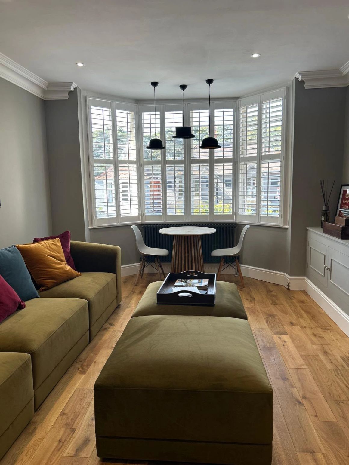 Stylish lounge and Broadway bay window at Glenesk No 1