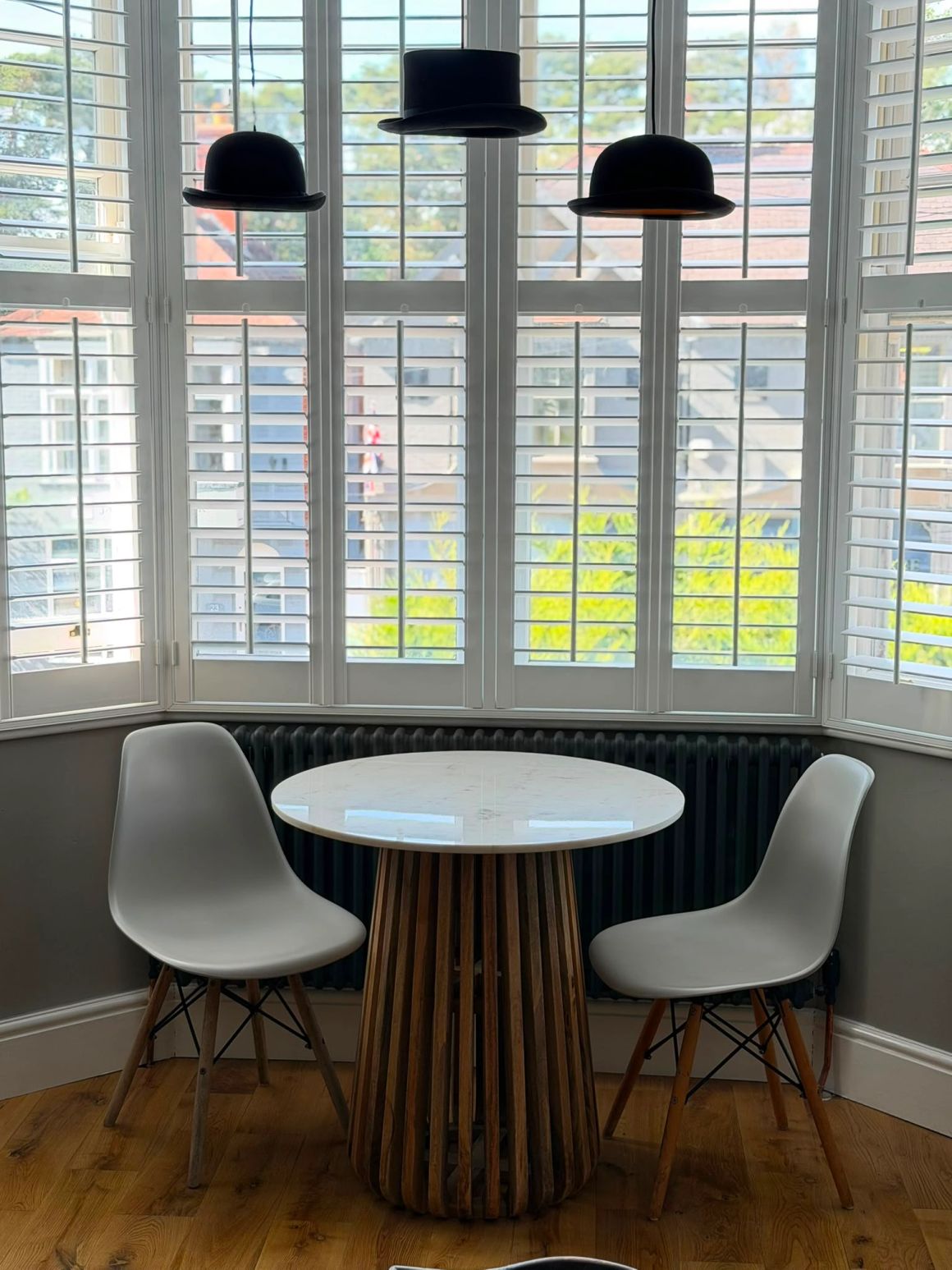 Bay-window dining area in Glenesk No 1