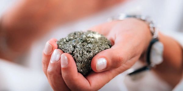 mano de mujer agarrando una piedra 