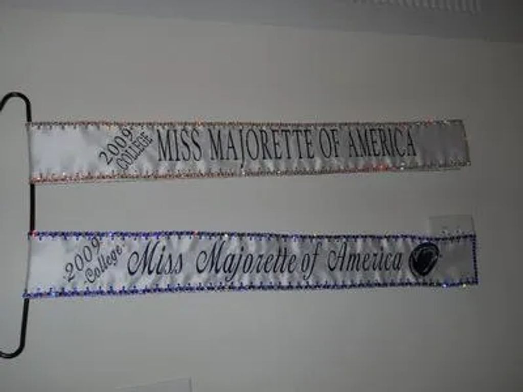 Custom banners for award titles on front