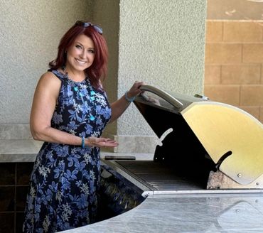 Sandy Kastel designs sophisticated outdoor entertainment spaces with beauty, comfort and elegance.