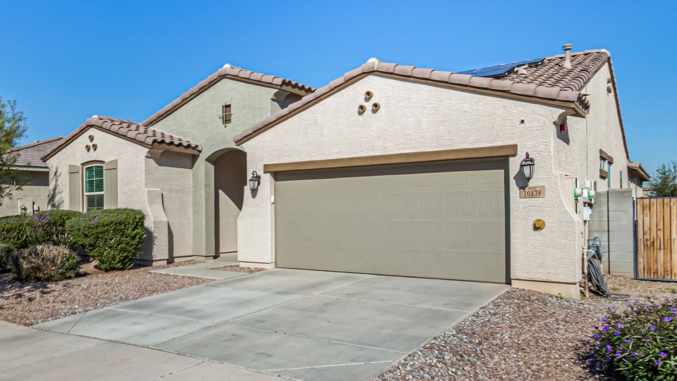 Building exterior at Vista Diamante Assisted Living.