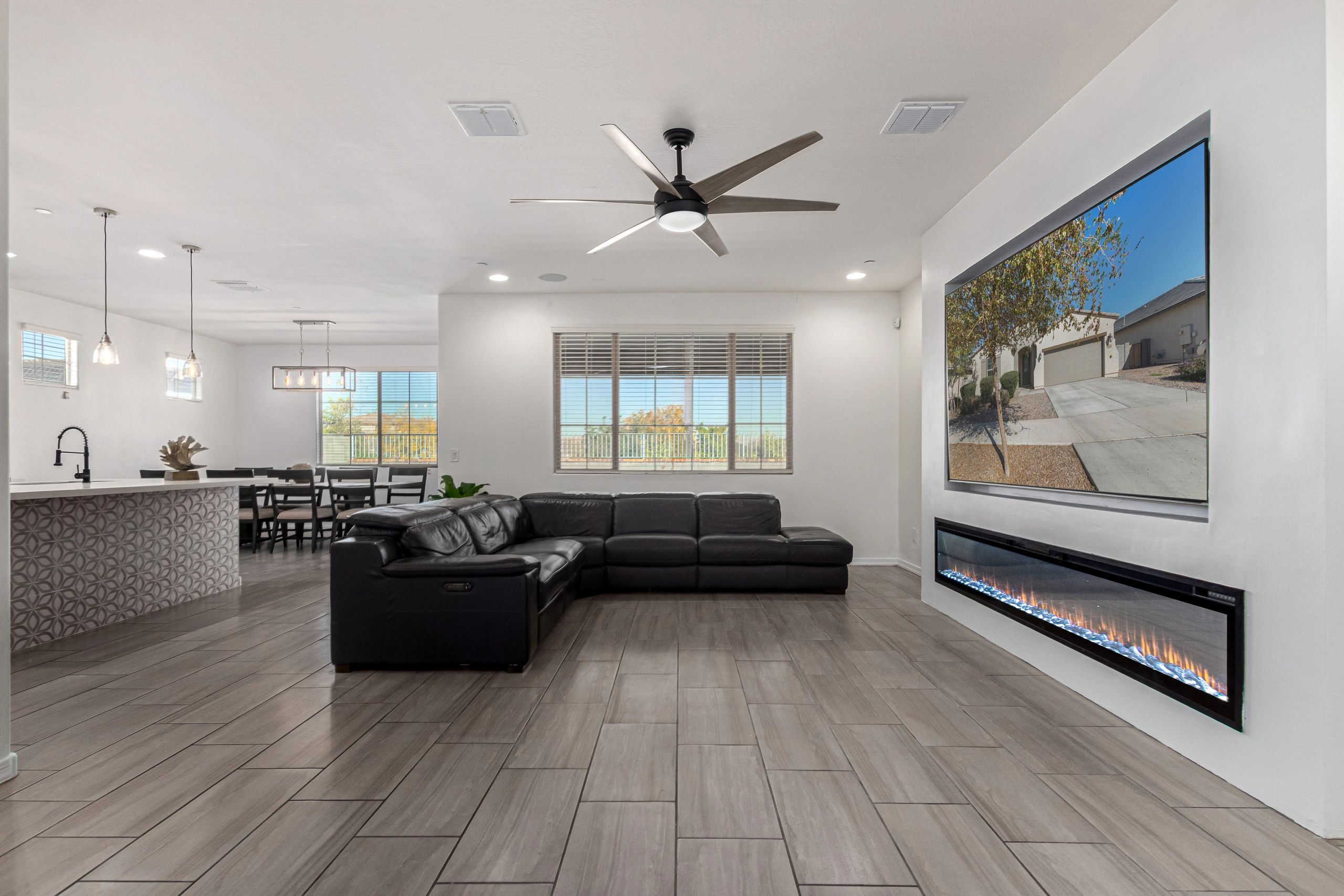 Shared living room at Vista Diamante Assisted Living.