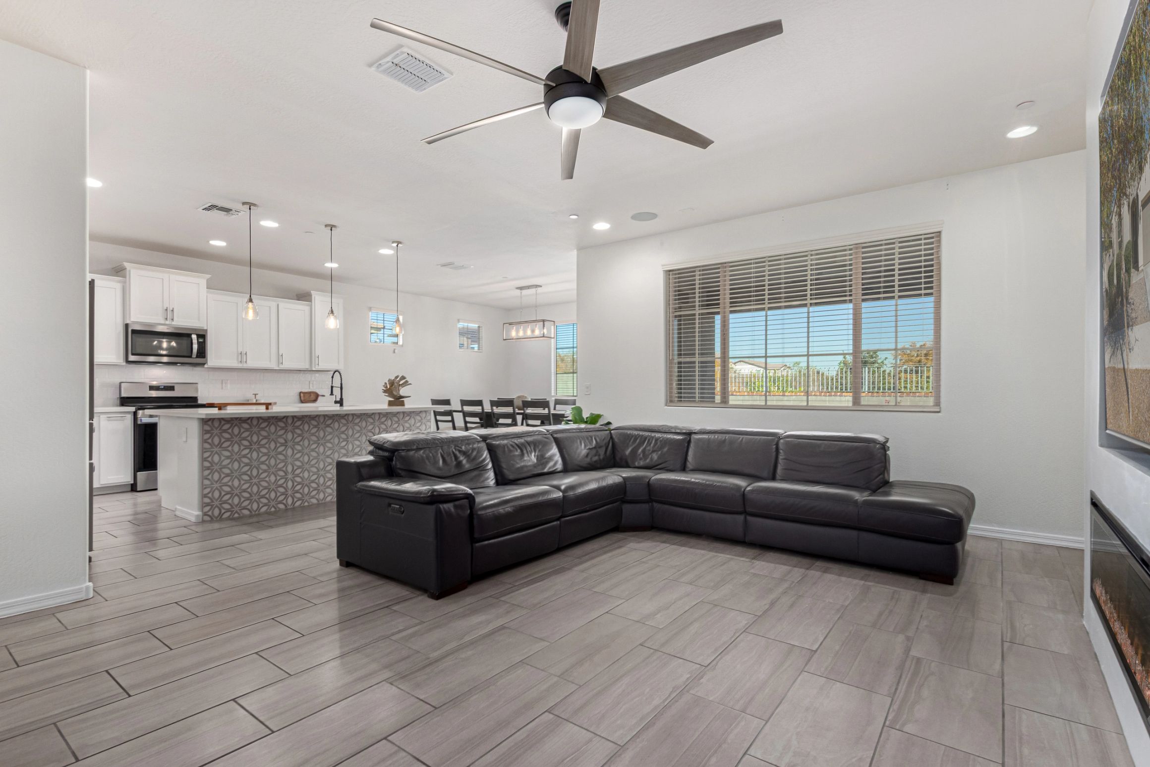 Shared living room at Vista Diamante Assisted Living.