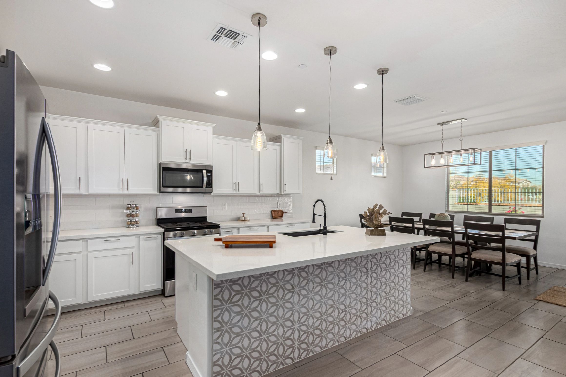 Shared dining area and kitchen at Vista Diamante Assisted Living.