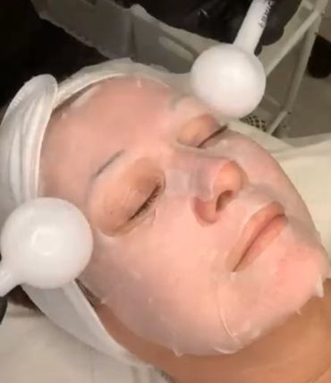 Glacier Facial
Perfect for sensitive, Rosacea, and sunburn skin