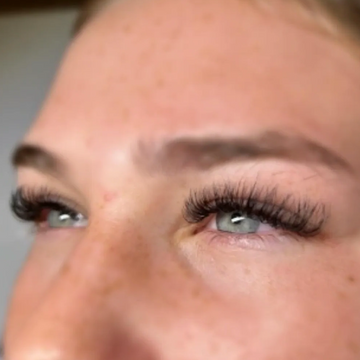 Picture of eyelash extensions
