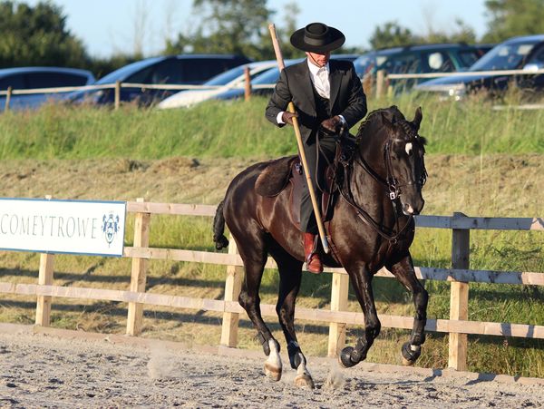 Atinado and Ricardo Wallenstein at a local demonstration showcasing work with the vara