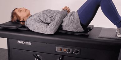 Woman lying on an Anatomolor therapy table.